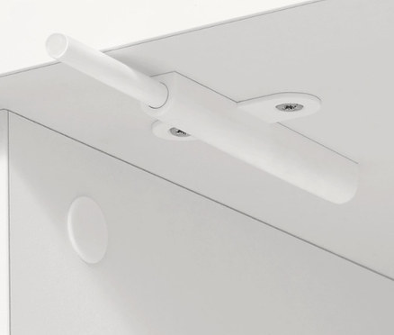 Detail bieleho nábytku s mechanizmom otvárania.