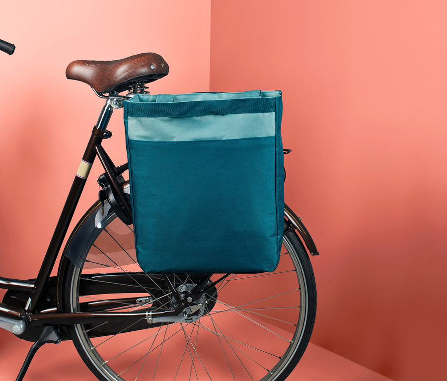 Na bicykli je pripevnená chladiaca taška na bicykel.