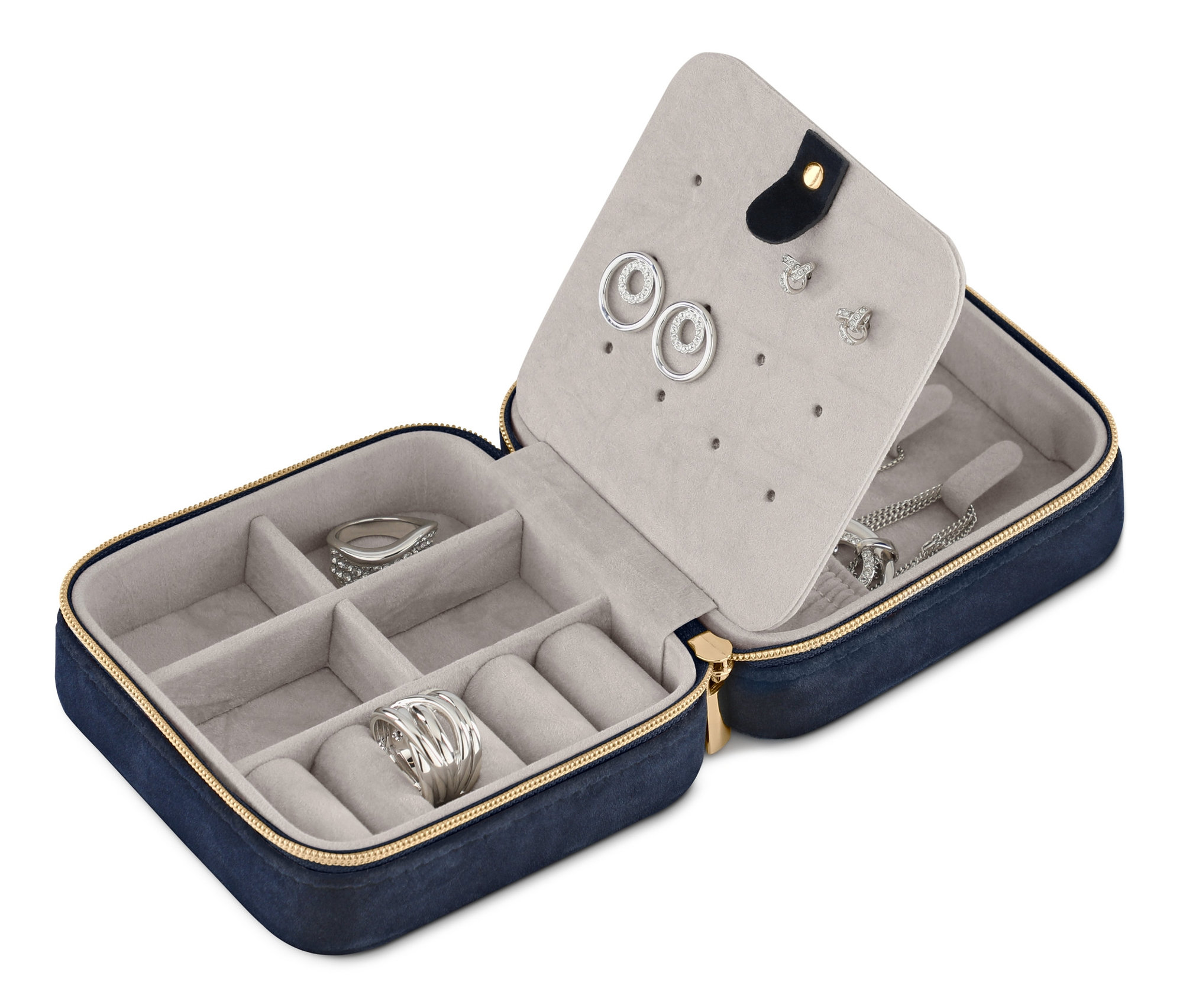 Otvorená malá šperkovnica s prsteňmi, náušnicami a náhrdelníkom.