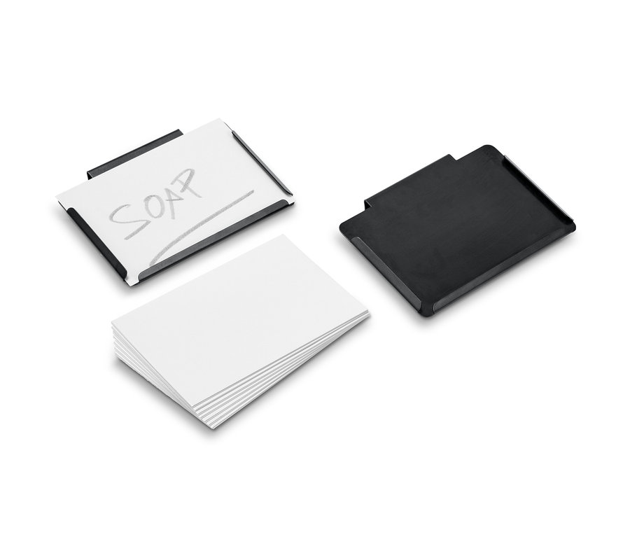 Dve kovové svorky, jedna s papierom a nápisom SOAP, druhá čierna, vedľa seba leží stoh bielych papierov.