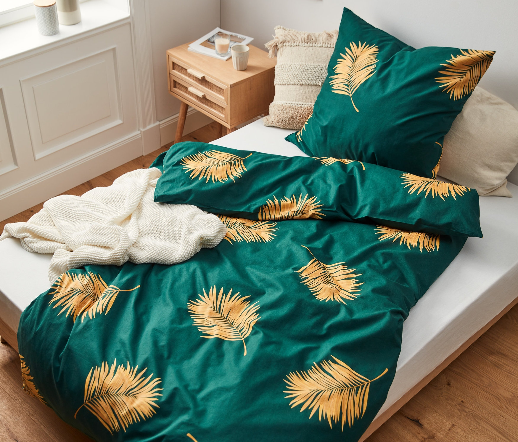 Zelená posteľná bielizeň renforcé štandardnej a nadmernej veľkosti s potlačou zlatých palmových listov na posteli.