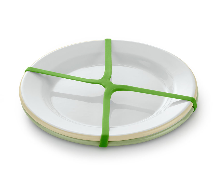 Dva taniere na piknik spojené zeleným držiakom.