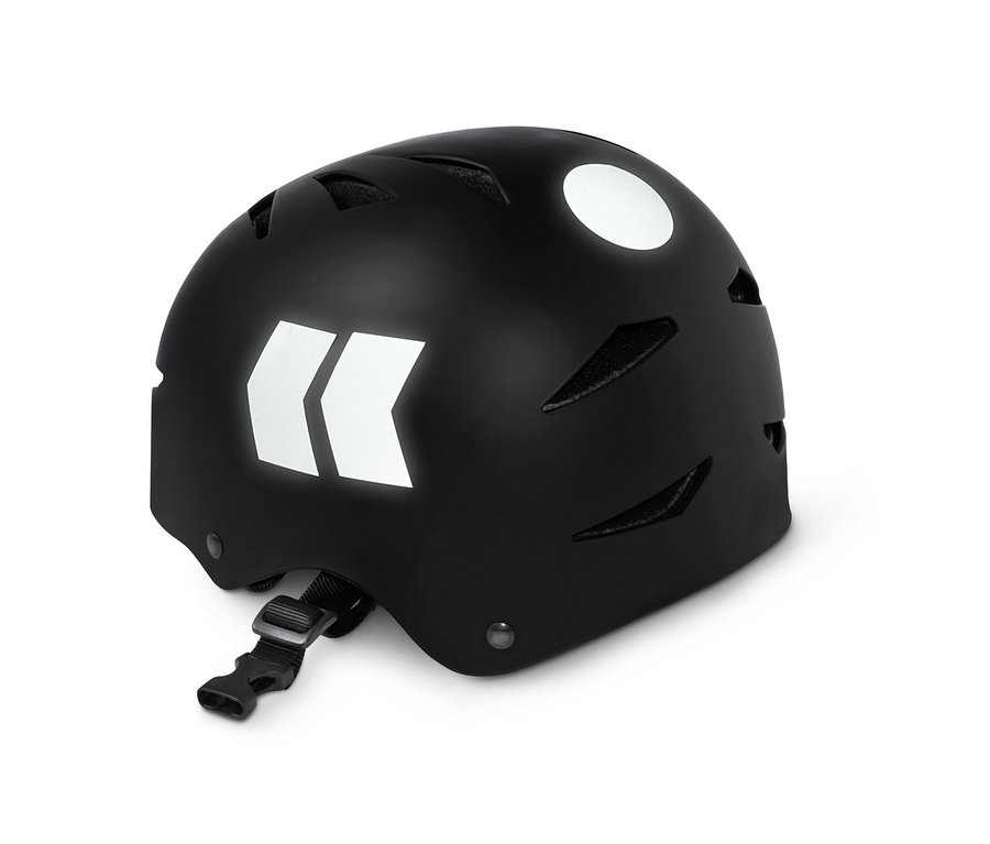 Čierna prilba s reflexnými nálepkami.