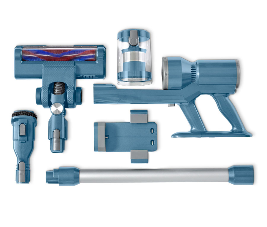 Modrý digitálny akumulátorový vysávač a jeho nadstavce ležia na bielom pozadí.