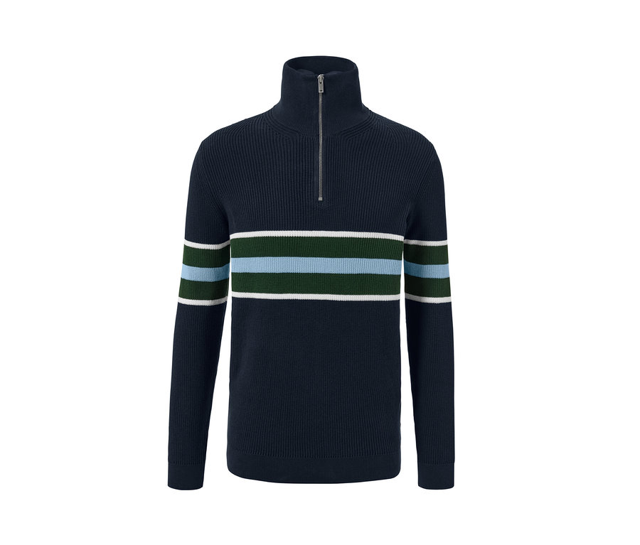 Tmavo modrý pulóver s rolákovým golierom a pruhmi na hrudi.