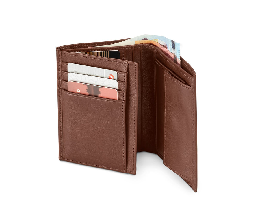 Otvorená kožená peňaženka s kartami a bankovkami.