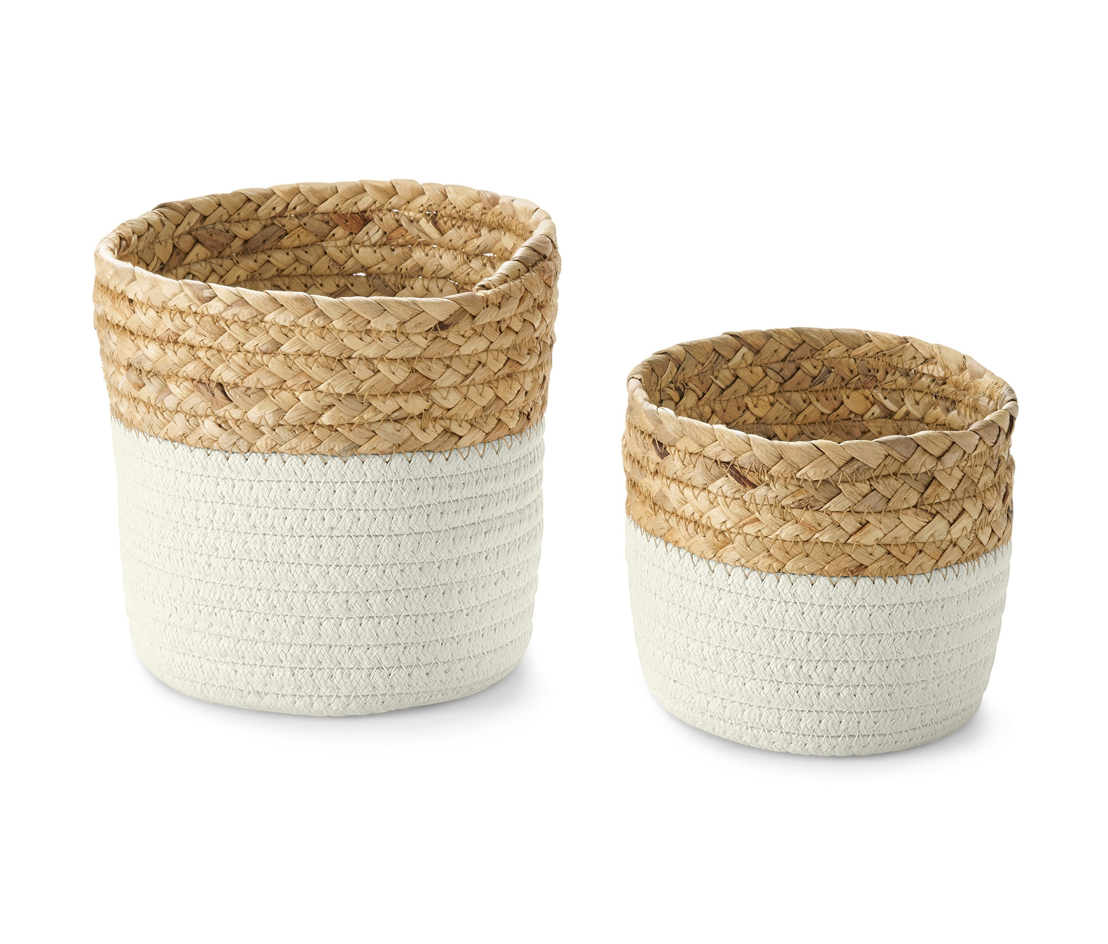 Dva úložné košíky, jeden väčší a jeden menší, s hnedým prúteným vrchom a bielym spodkom.