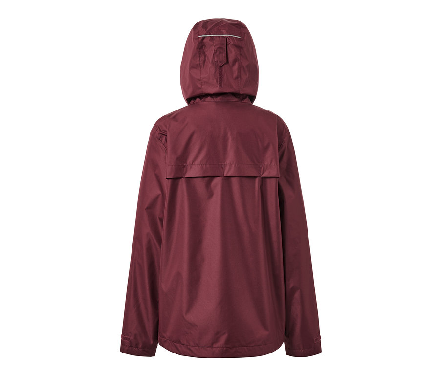 Pohľad zozadu na vínovo červenú bundu do dažďa.