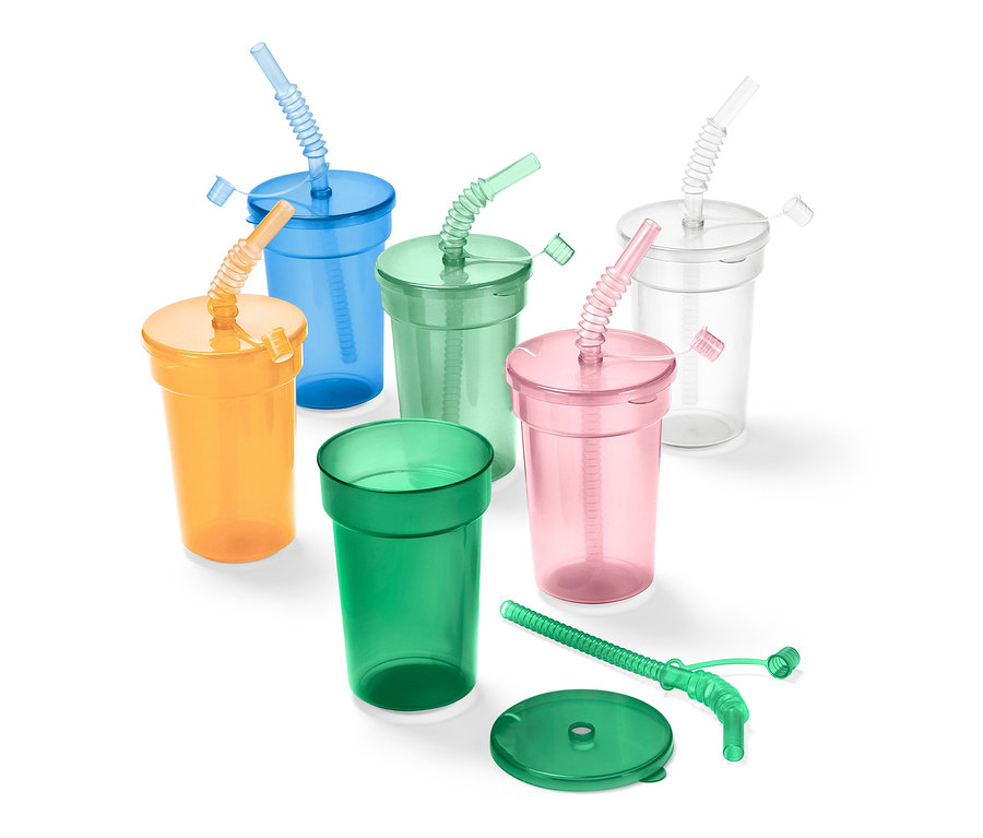 Súprava detských pohárov v oranžovej, modrej, zelenej, ružovej a priehľadnej farbe, niektoré majú viečka a slamky.