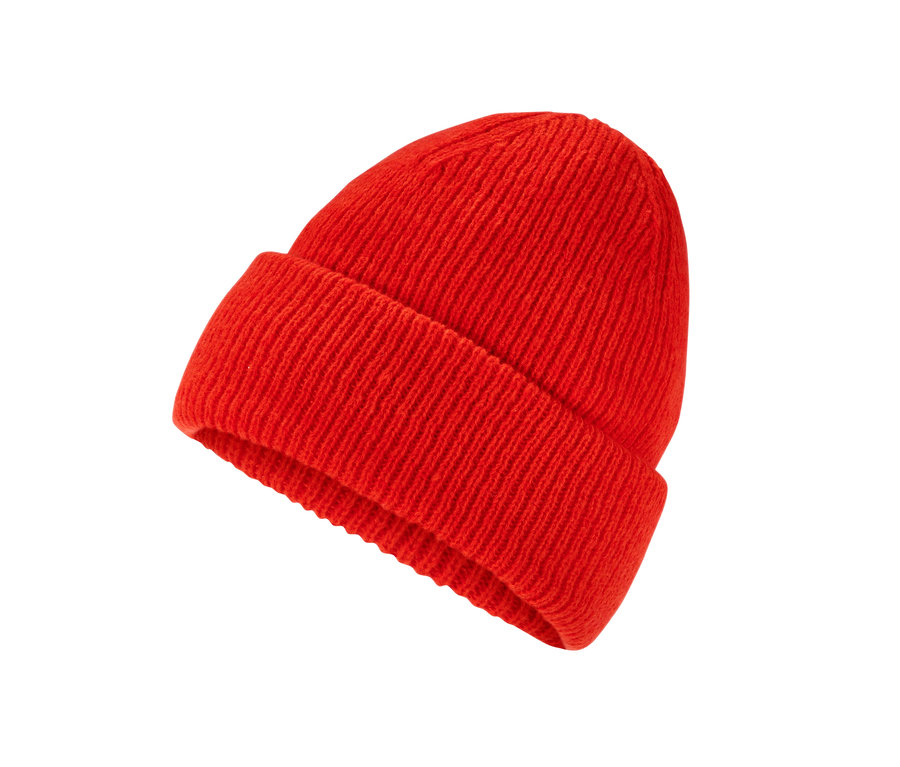 Oranžová pletená čiapka.