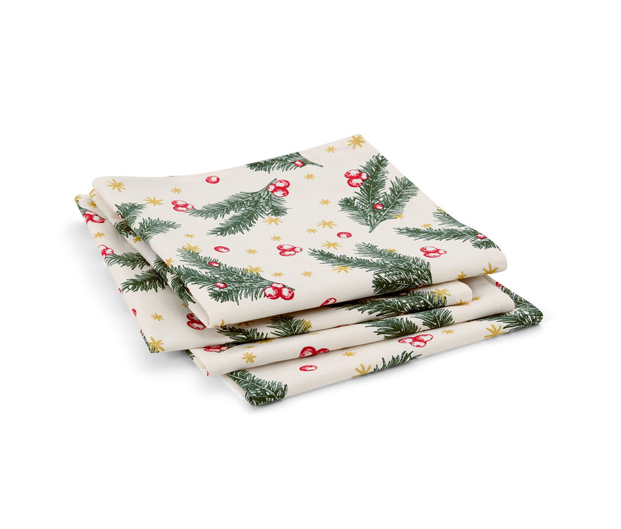 Sada štyroch obrúskov s vianočným motívom. Na obrúskoch sú zelené vetvičky, červené bobule a zlaté hviezdičky.