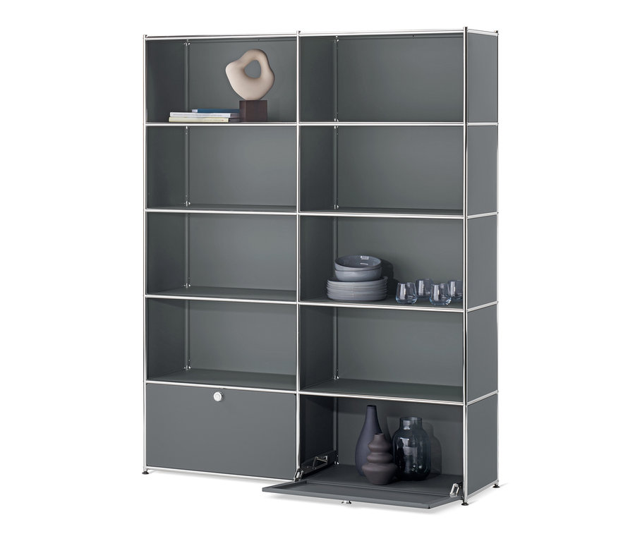 Sivý regál »CN3« s 2 výklopnými dvierkami, v policiach dekorácie.