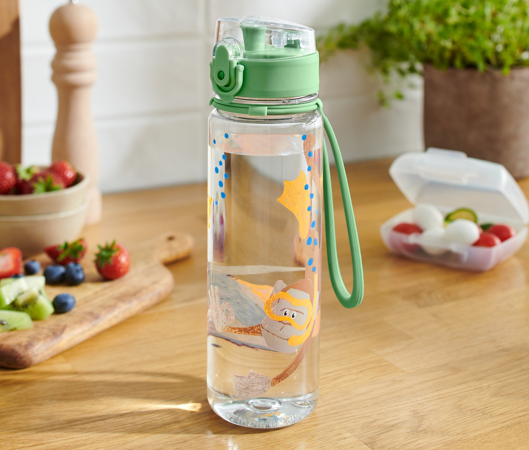 Priehľadná fľaša na pitie s obrázkom potápača na drevenom stole.