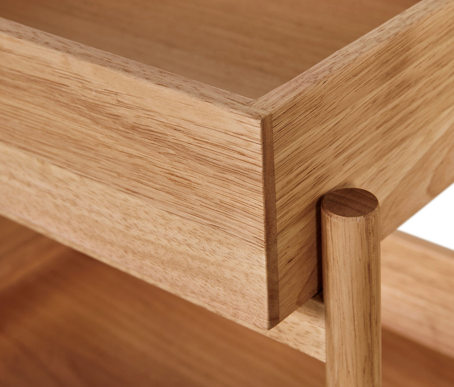 Detail rohu stojana s 3 priehradkami.