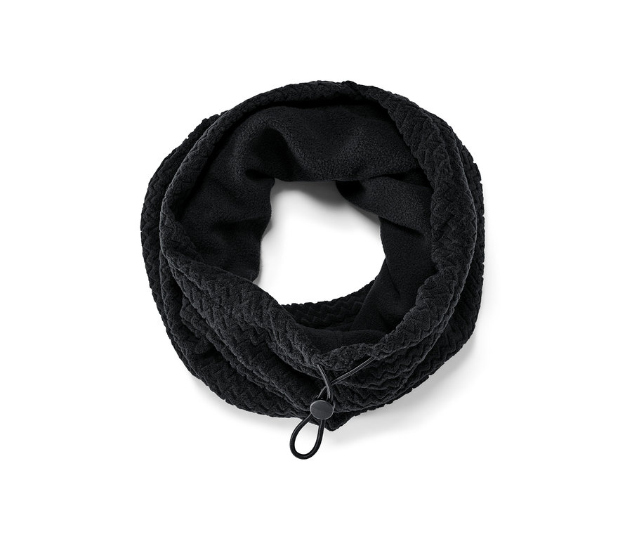 Čierny flísový nákrčník.