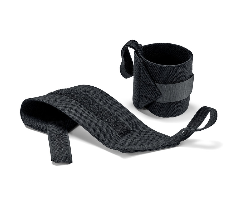 Dve čierne fitness bandáže na zápästie ležia na bielom pozadí.