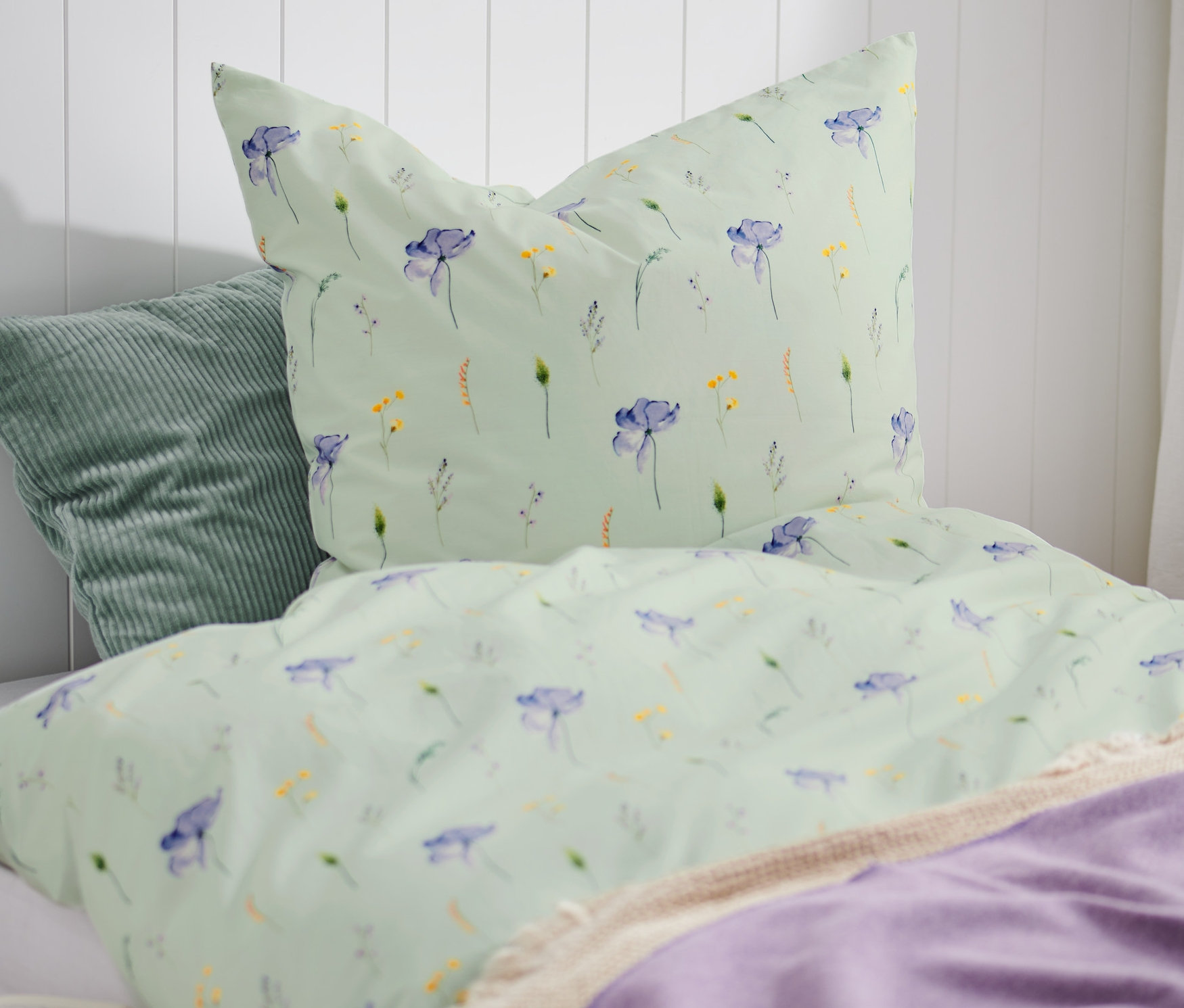 Posteľ s prémiovou bavlnenou posteľnou bielizňou štandardnej, dvojlôžkovej a nadmernej veľkosti s kvetinovým vzorom.