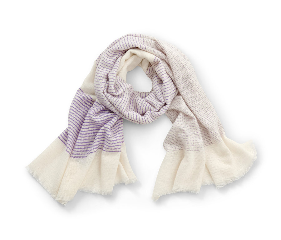 Prúžkovaný tkaný šál je zrolovaný na bielom pozadí.