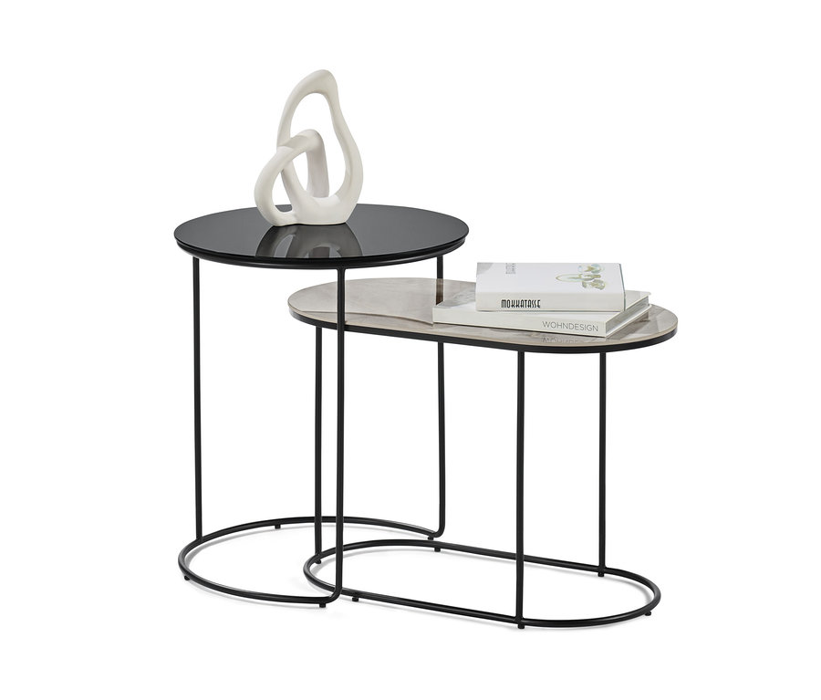 Dva odkladacie stolíky s mramorovým vzhľadom a so sklenenou doskou a dekoráciou.