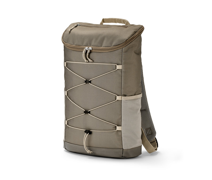 Hnedý outdoorový ruksak s bungee šnúrkou na prednej strane.