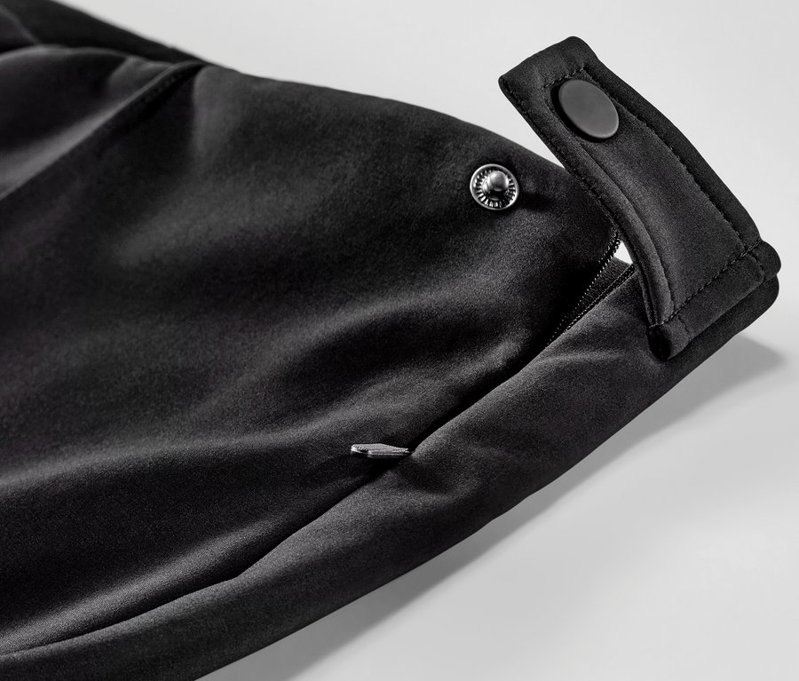 Detail softshellových lyžiarskych legín s vreckom na zips a zapínaním na patentky.