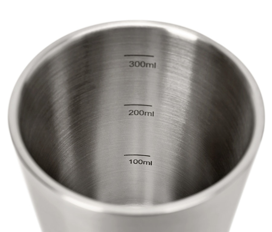 Detailný záber vnútra kovového kempingového hrnčeka s vyznačenými rysky objemu 100ml, 200ml a 300ml. Kempingové hrnčeky, 2 ks.