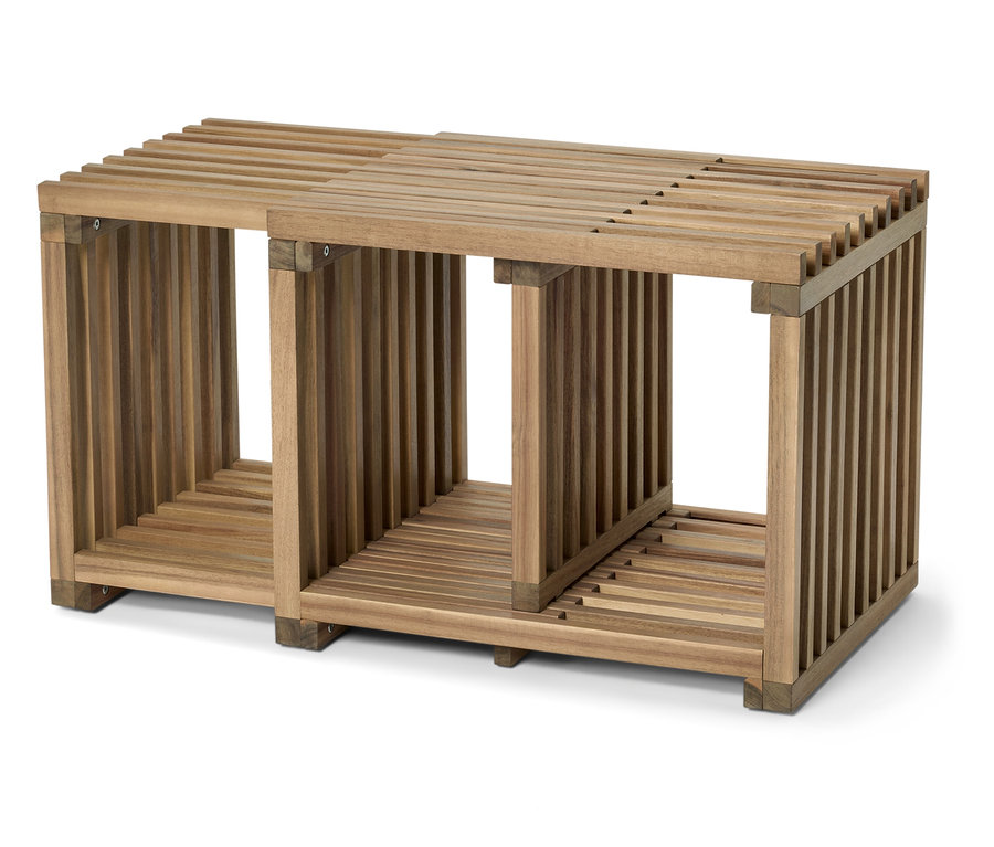 Dva drevené regály vedľa seba.