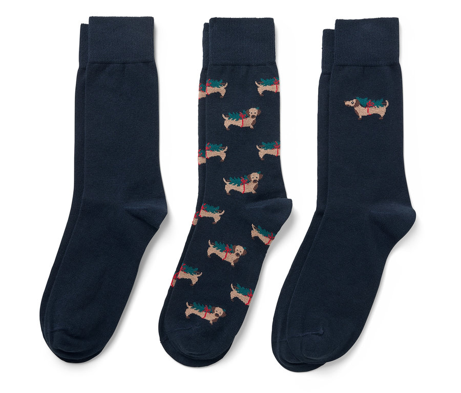 Tri páry tmavomodrých ponožiek. Jeden pár má potlač jazvečíkov.