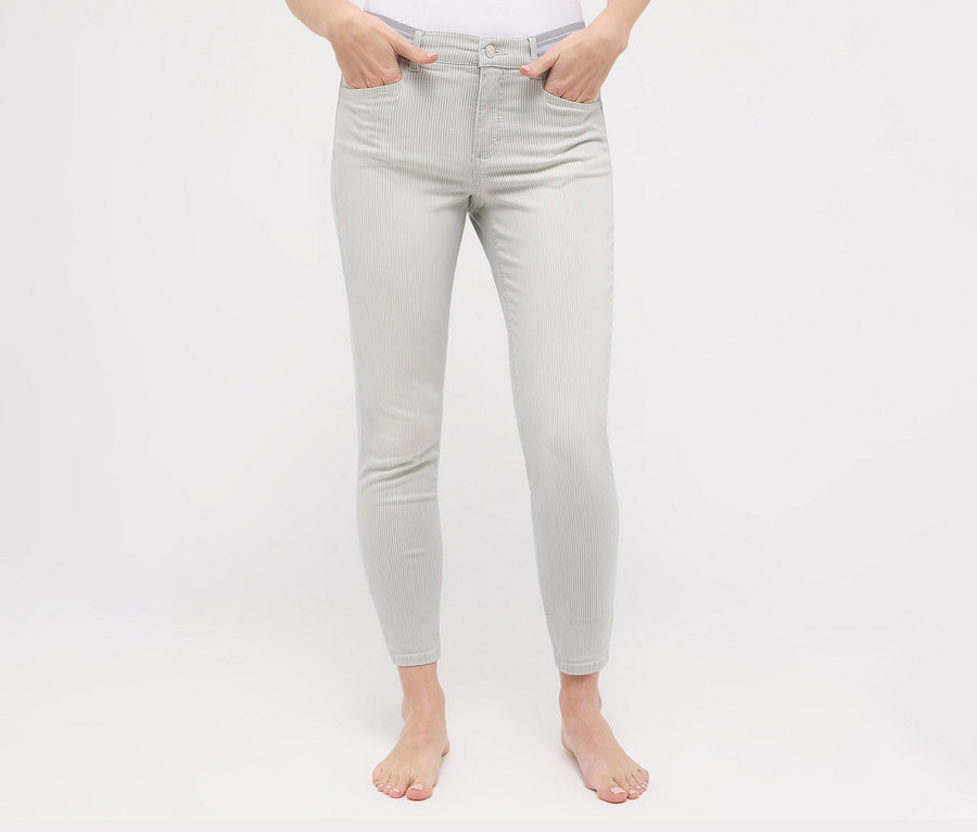 Žena má na sebe džínsy Angels »Ornella Sporty« strih Slim Fit 7/8, svetlosivé.