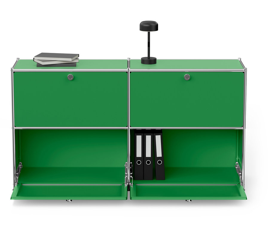 Zelená modulárna skrinka so strieborným rámom, hore lampa a knihy, dole tri čierne zakladače.