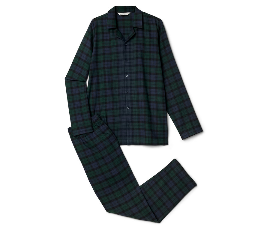 Pánske pyžamo s dlhým rukávom a nohavicami s kockovaným vzorom v zelenej a tmavomodrej farbe leží na bielom pozadí.