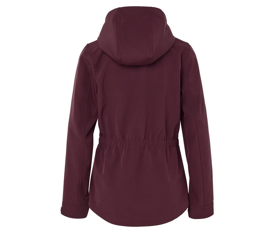 Zadný pohľad na bordovú softshellovú bundu s kapucňou a sťahovacou šnúrkou v páse.