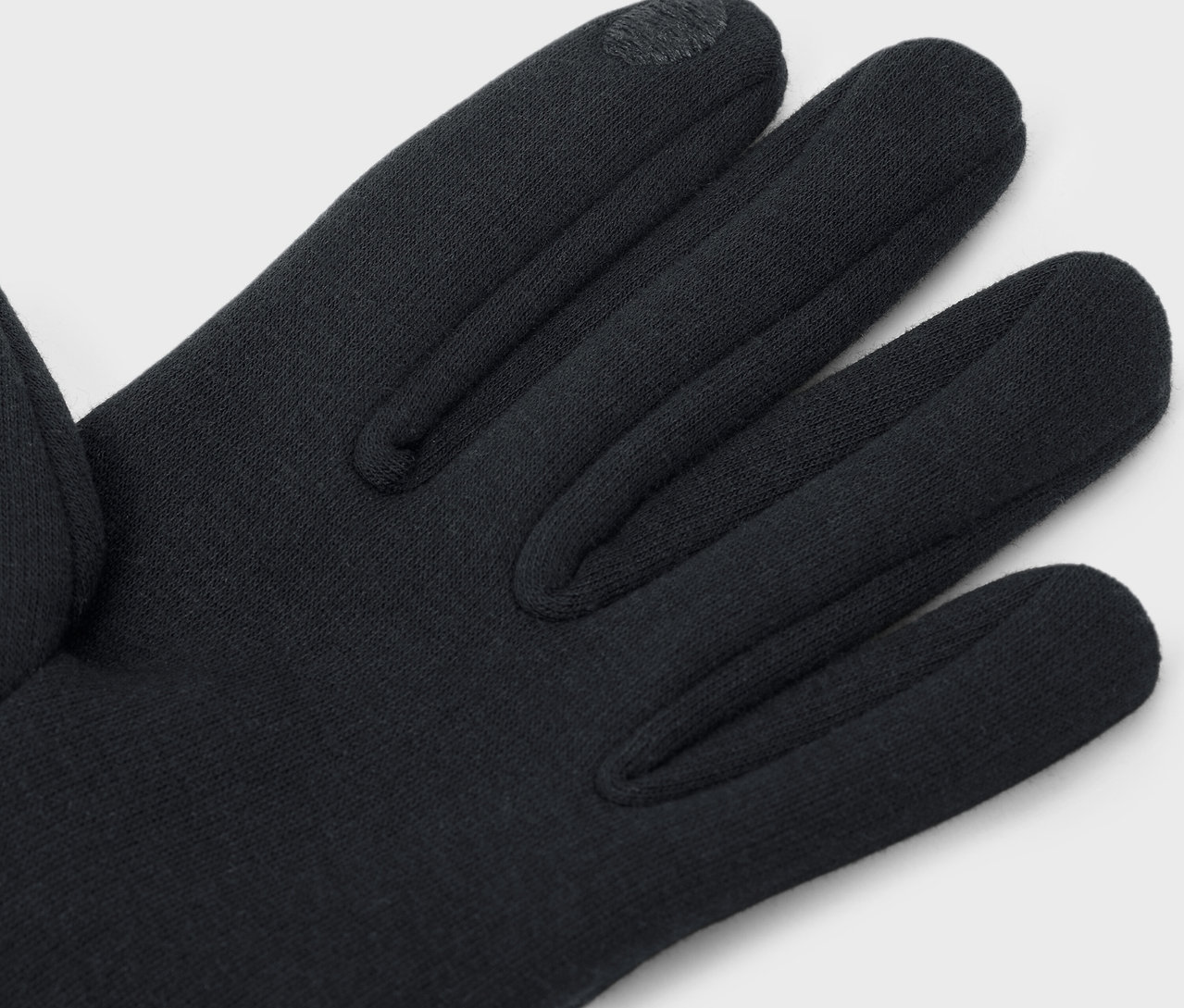 Detail dlane čiernej rukavice.