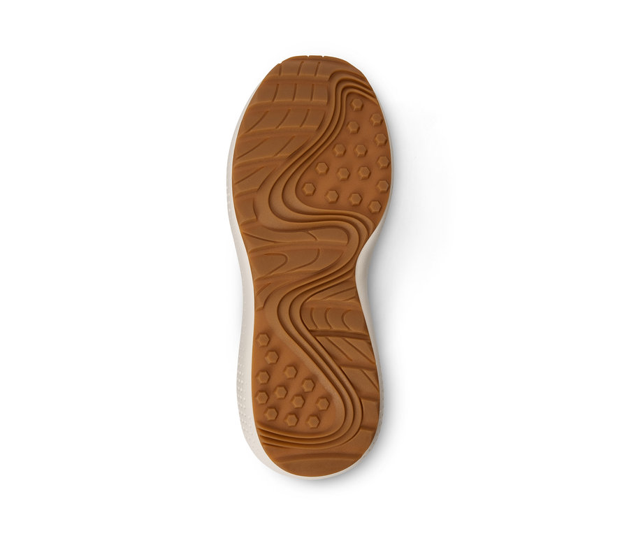 Hnedá podrážka topánky sneaker na bielom pozadí.