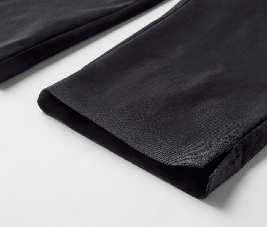 Detailný záber na čierne 3/4 elastické nohavice.