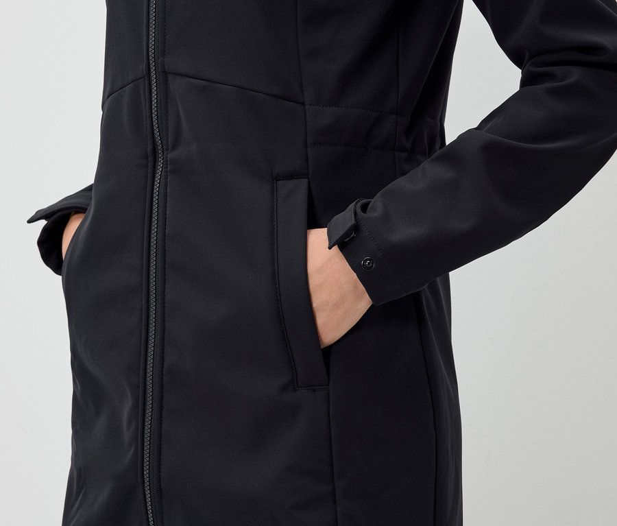 Ruka vo vrecku čiernej bundy.