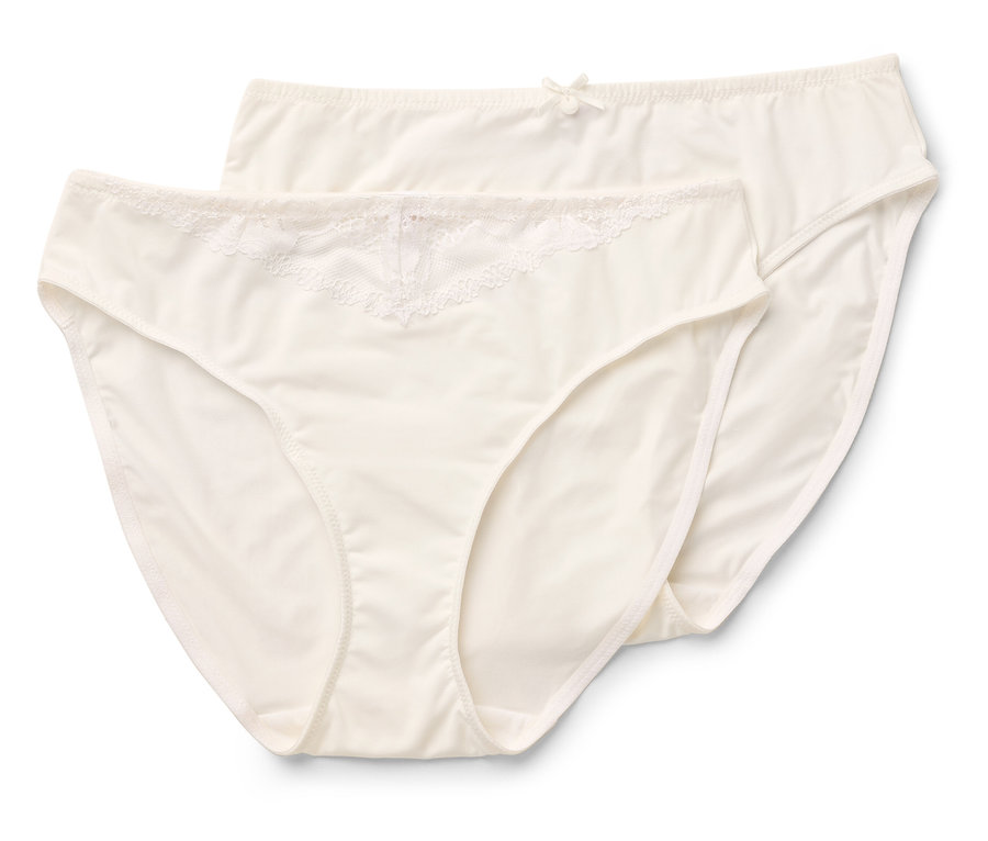 Dvoje dámske krémové nohavičky klasického strihu s čipkou a mašľou.