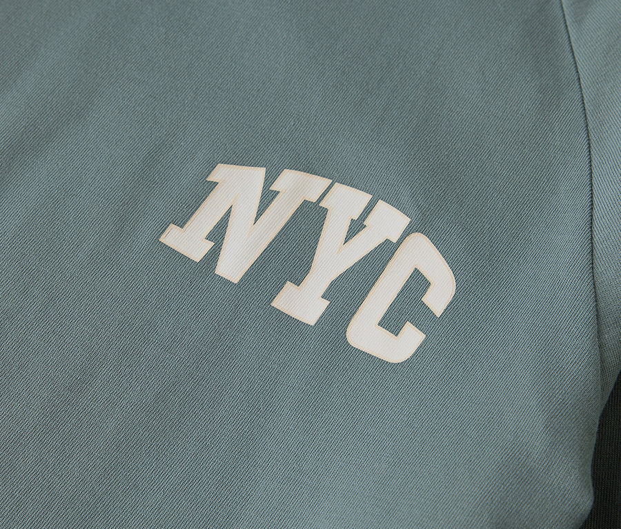 Detail detskej pyžamovej súpravy s nápisom NYC.