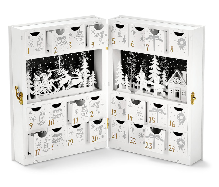 Otvorený biely LED adventný kalendár s čiernou papierovou scenériou saní ťahaných sobmi.