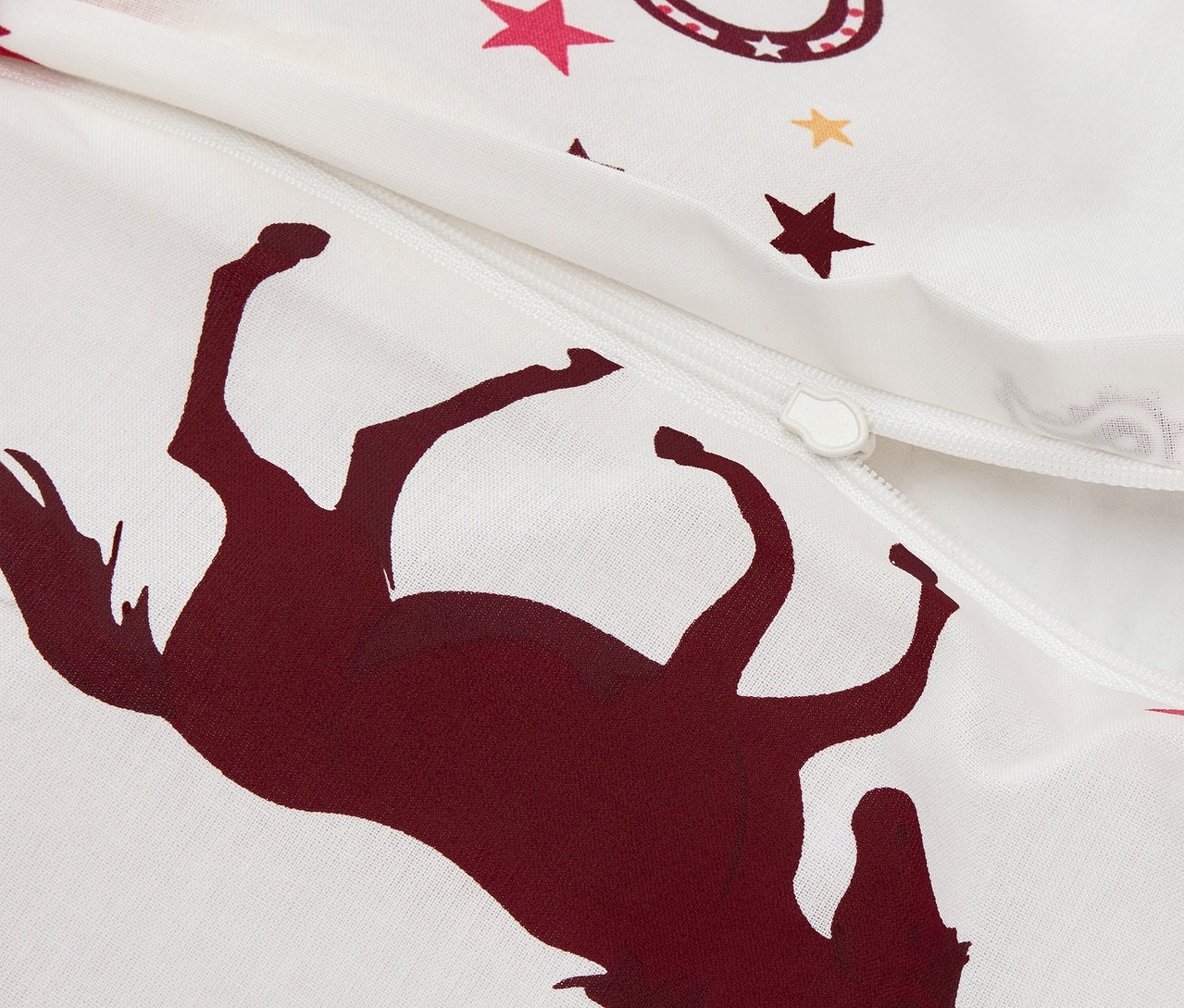 Detail detskej renforcé posteľnej bielizne s koňom a hviezdami.