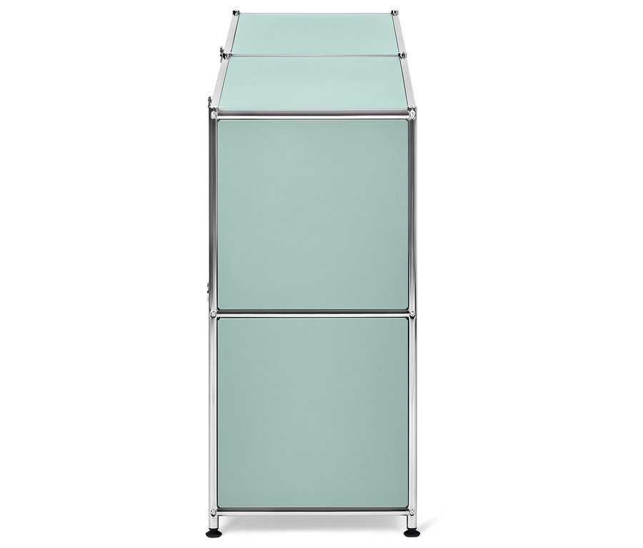 Dva svetlozelené moduly nábytku s chrómovaným rámom naskladané na sebe.