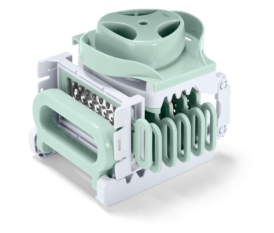 Detailný pohľad na kuchynský krájač zeleniny v pastelovo zelenej a bielej farbe.