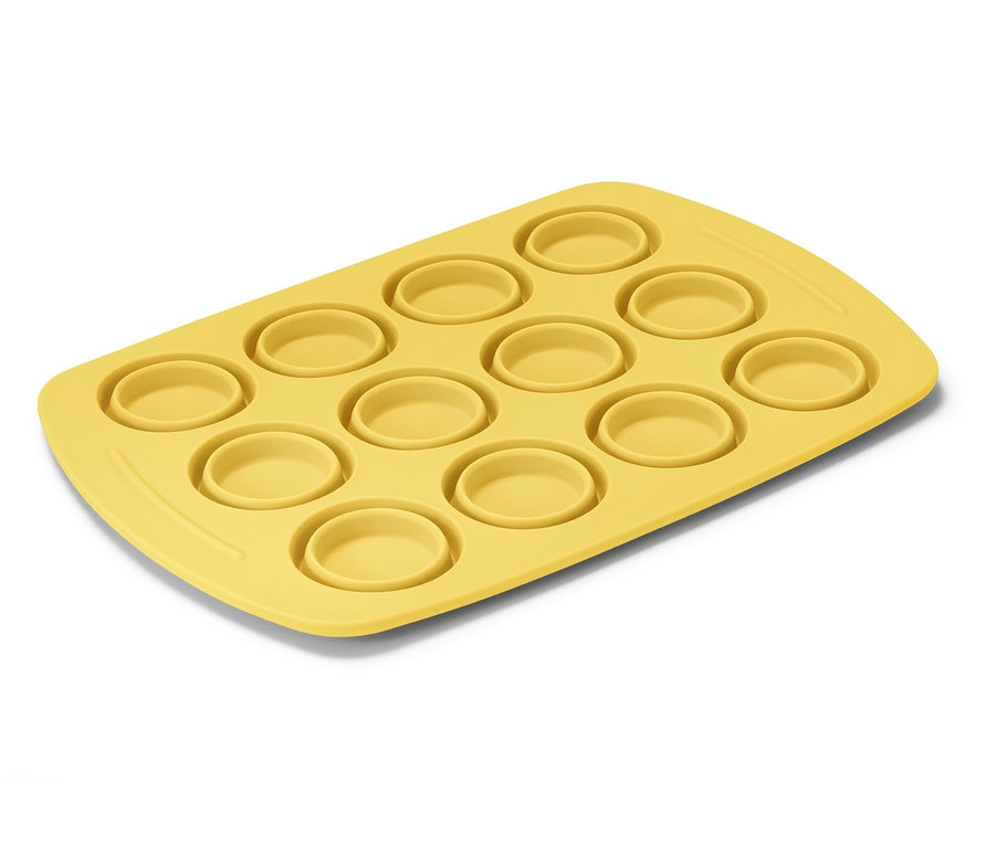 Žltá silikónová forma na muffiny s dvanástimi otvormi.