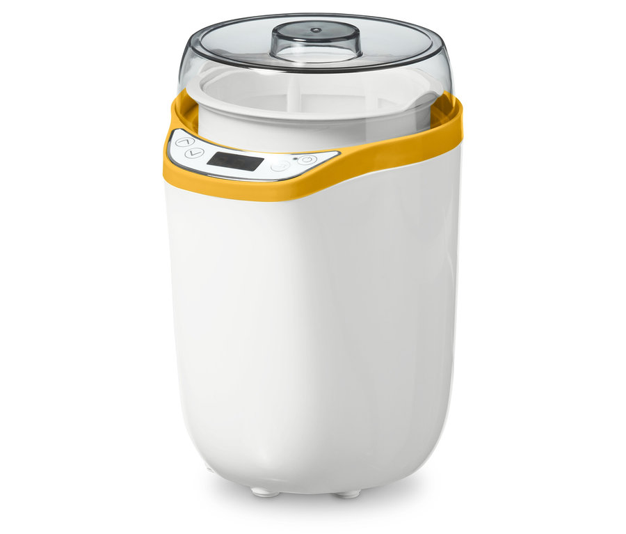 Biely jogurtovač so žltým lemom a priehľadným vekom.