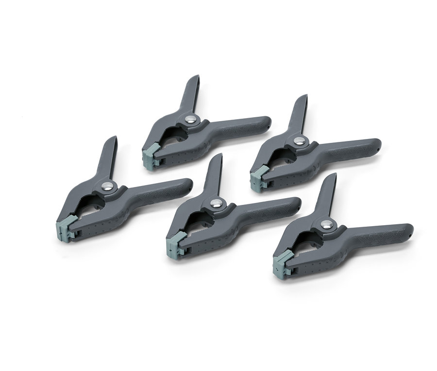 Päť sivých svoriek na bielom pozadí.