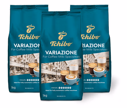 Tri balenia zrnkovej kávy Tchibo Variazione - 3 x 1 kg na bielom pozadí.