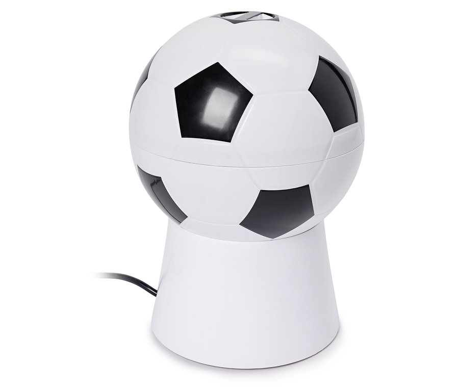 Lampa v tvare futbalovej lopty stojí na bielom podstavci.