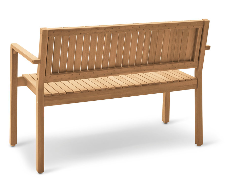 Drevená záhradná lavica stojí vonku.