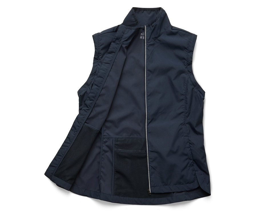 Otvorená námornícka modrá vesta so zipsom po celej dĺžke a viacerými vreckami.