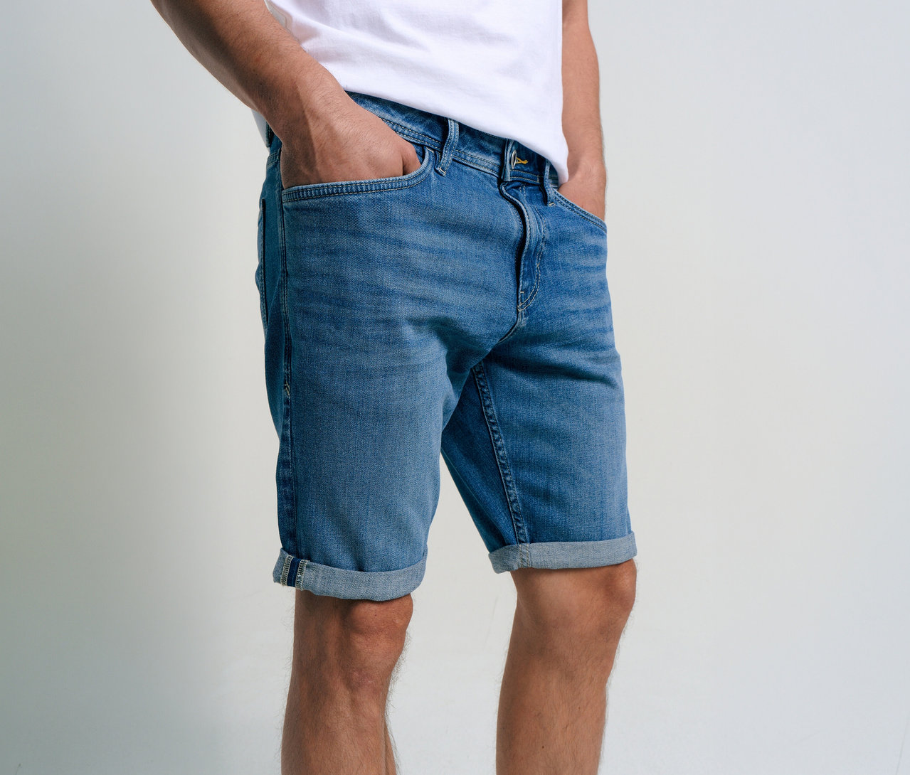 Muž s rukami vo vreckách v džínsových šortkách Tom Tailor TTJOSH REGULAR SLIM, mid stone bright blue denim.